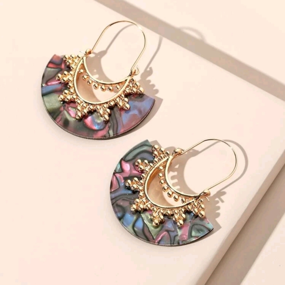 💖 Boho Gold & Abalone shell Fan hoop earrings